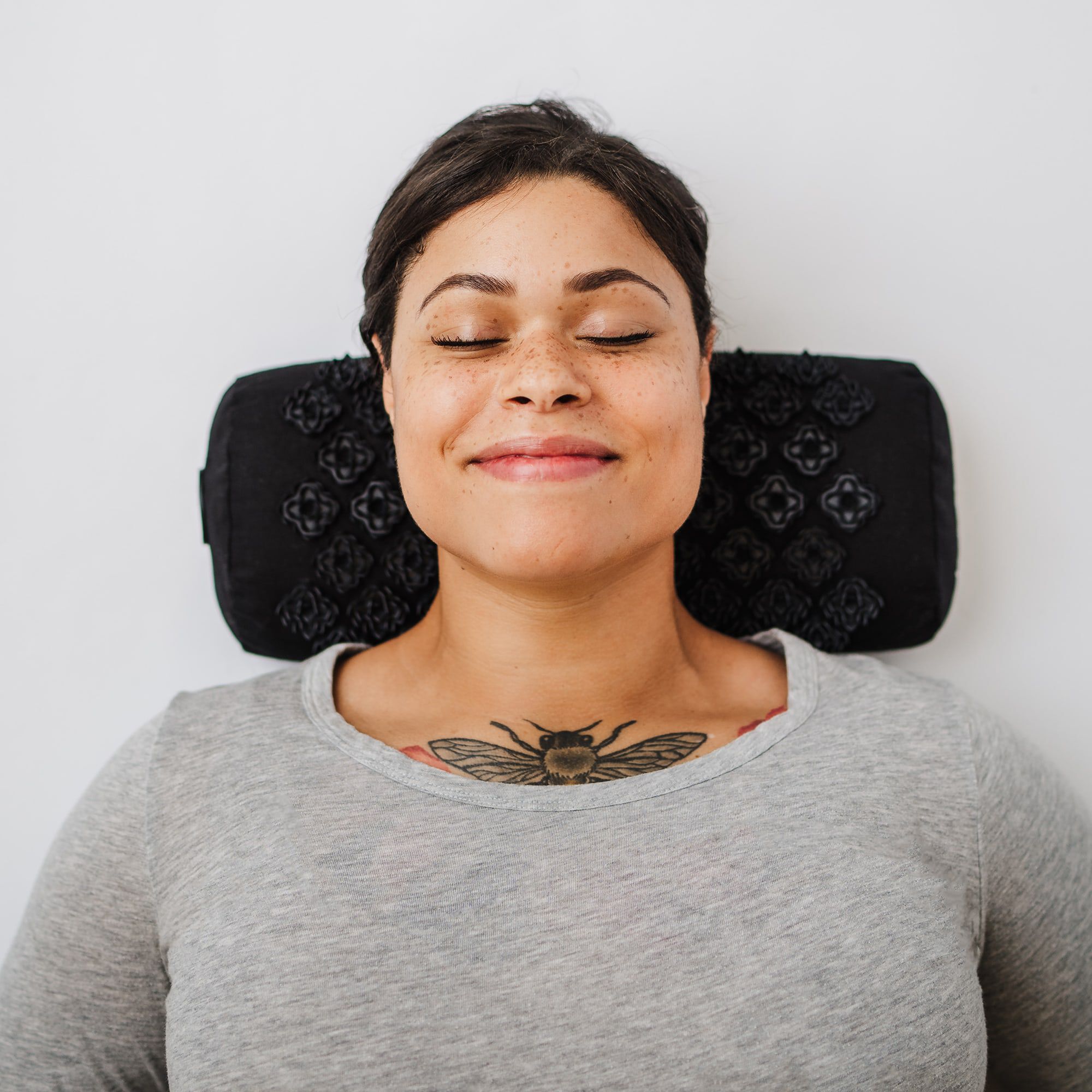 Kanjo Vibrating Acupressure Pillow, , large